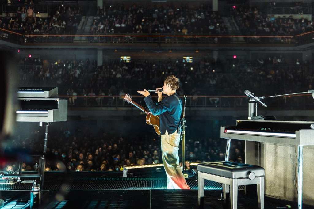 Alec Benjamin vem ao Brasil pela primeira vez em&nbsp;2023