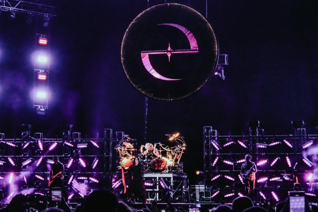Energia, hits e muita nostalgia marcaram a passagem da Evanescence por São&nbsp;Paulo