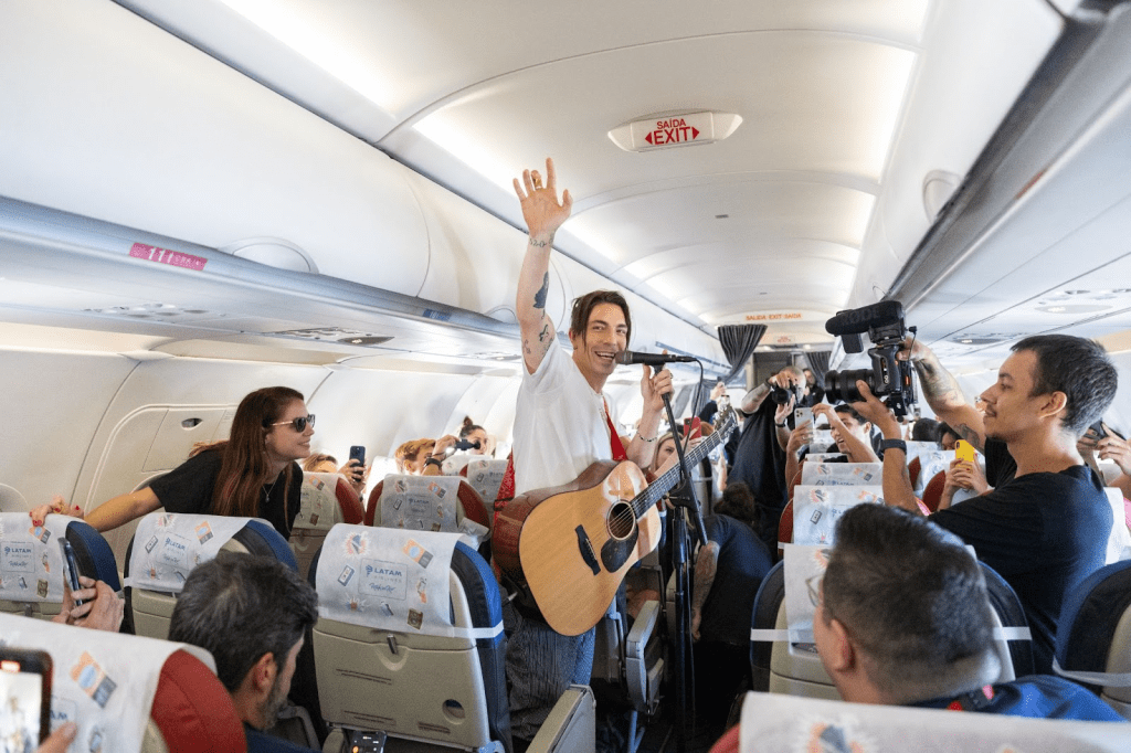LATAM promove show de Di Ferrero em voo e apresenta aeronave especial que celebra apoio ao Rock in Rio Brasil&nbsp;2024