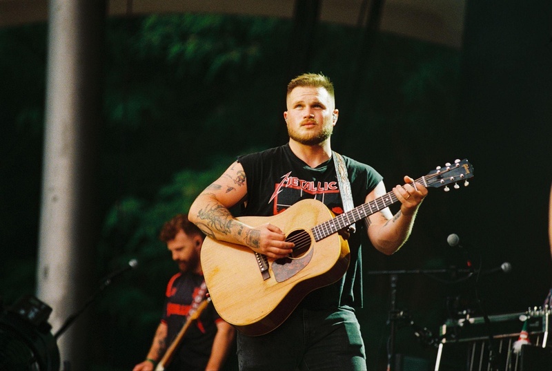 Zach Bryan lança EP com participação de Lana Del Rey
